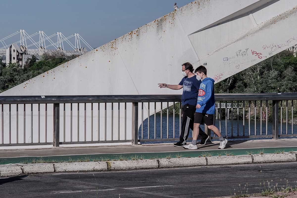 Dos personas pasean por el puente del Alamillo en Sevilla durante la pandemia. FOTO: JOSÉ LUIS TIRADO (joseluistirado.es)
