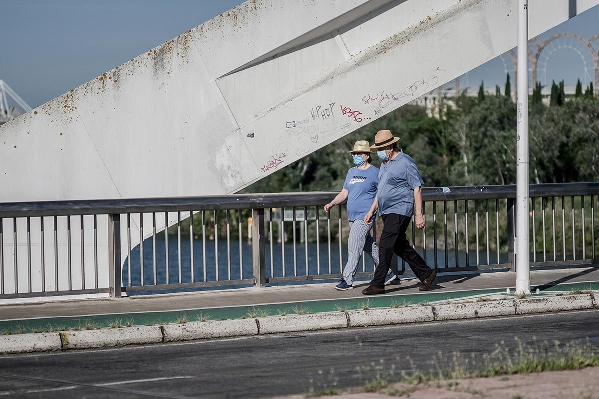 Dos personas, con mascarilla, pasean por Sevilla. FOTO: JOSÉ LUIS TIRADO (joseluistirado.es)