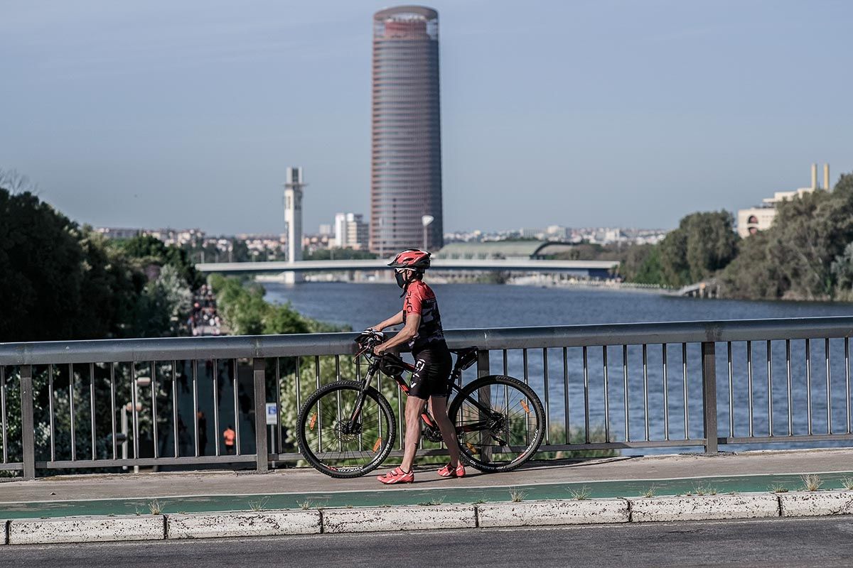 Un ciclista y al fondo Torre Sevilla, en la capital hispalense. FOTO: JOSÉ LUIS TIRADO (www.joseluistirado.es)