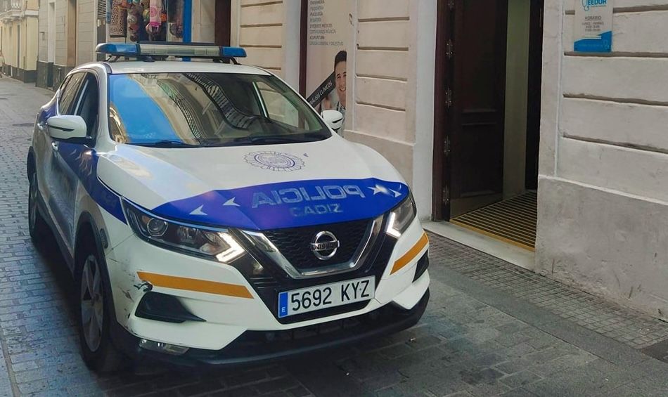 Un coche de la Policía Local de Cádiz, que investiga las causas del accidente que acaba con la muerte del joven.