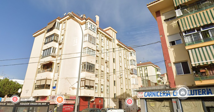 Edificio donde fue encontrada muerta la mujer, presunta víctima de violencia de género, en Málaga.
