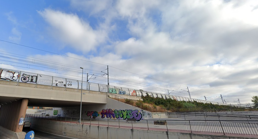 El tren a su paso por San José Obrero, en Jerez, donde ha sido encontrado el cadáver.