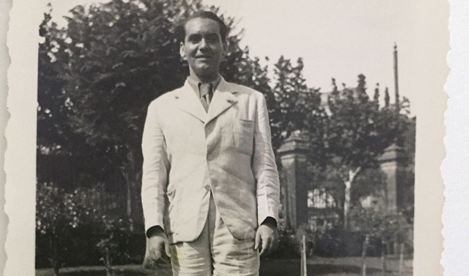 Lorca en los jardines de la embajada de España en Montevideo en 1934, en una foto del Centro Federico García Lorca.
