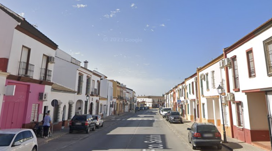 La calle de Umbrete, en Sevilla, donde tiene lugar el incendio.