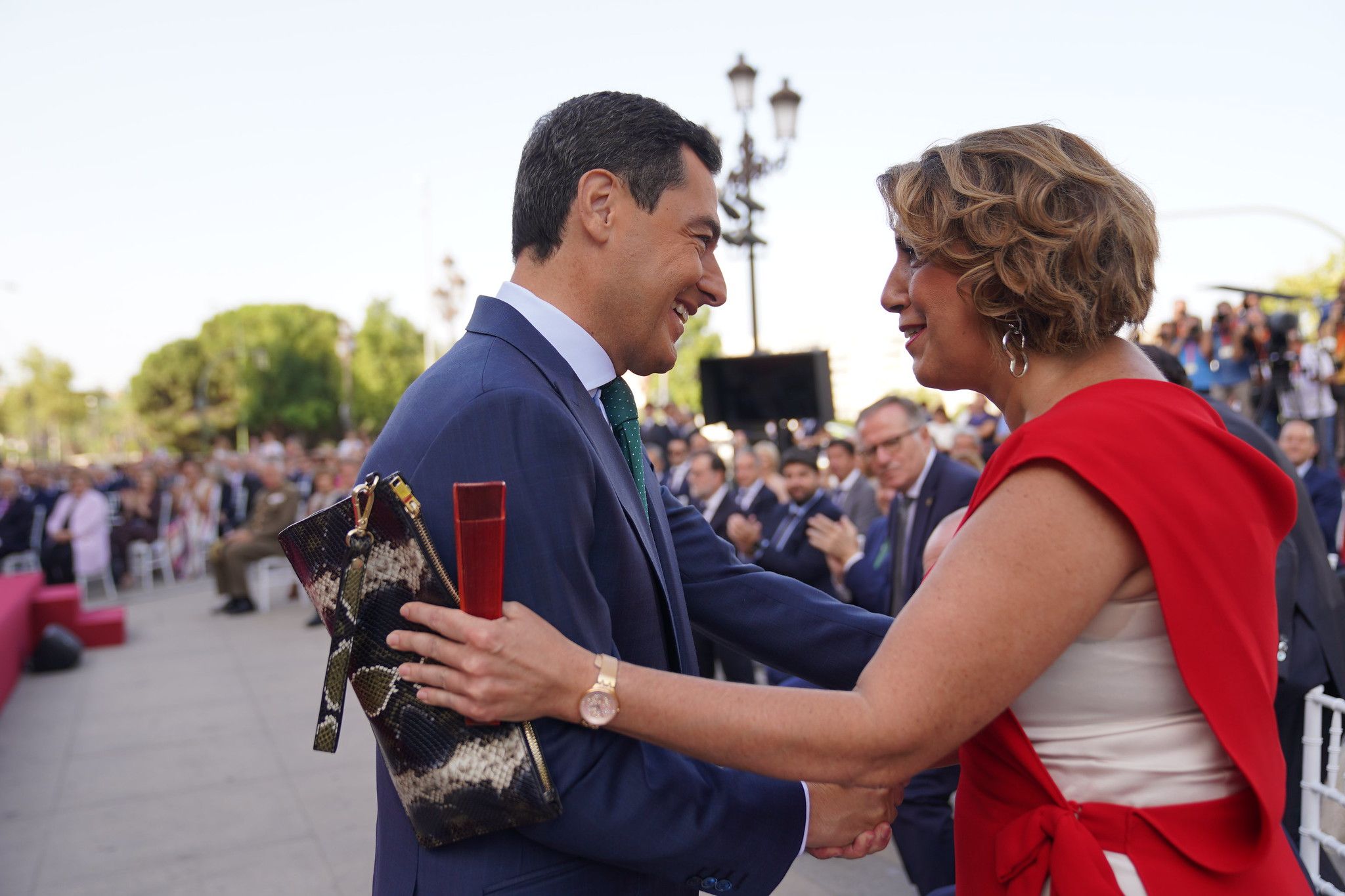 El presidente de la Junta, Juanma Moreno, con la expresidenta Susana Díaz, en su toma de posesión.