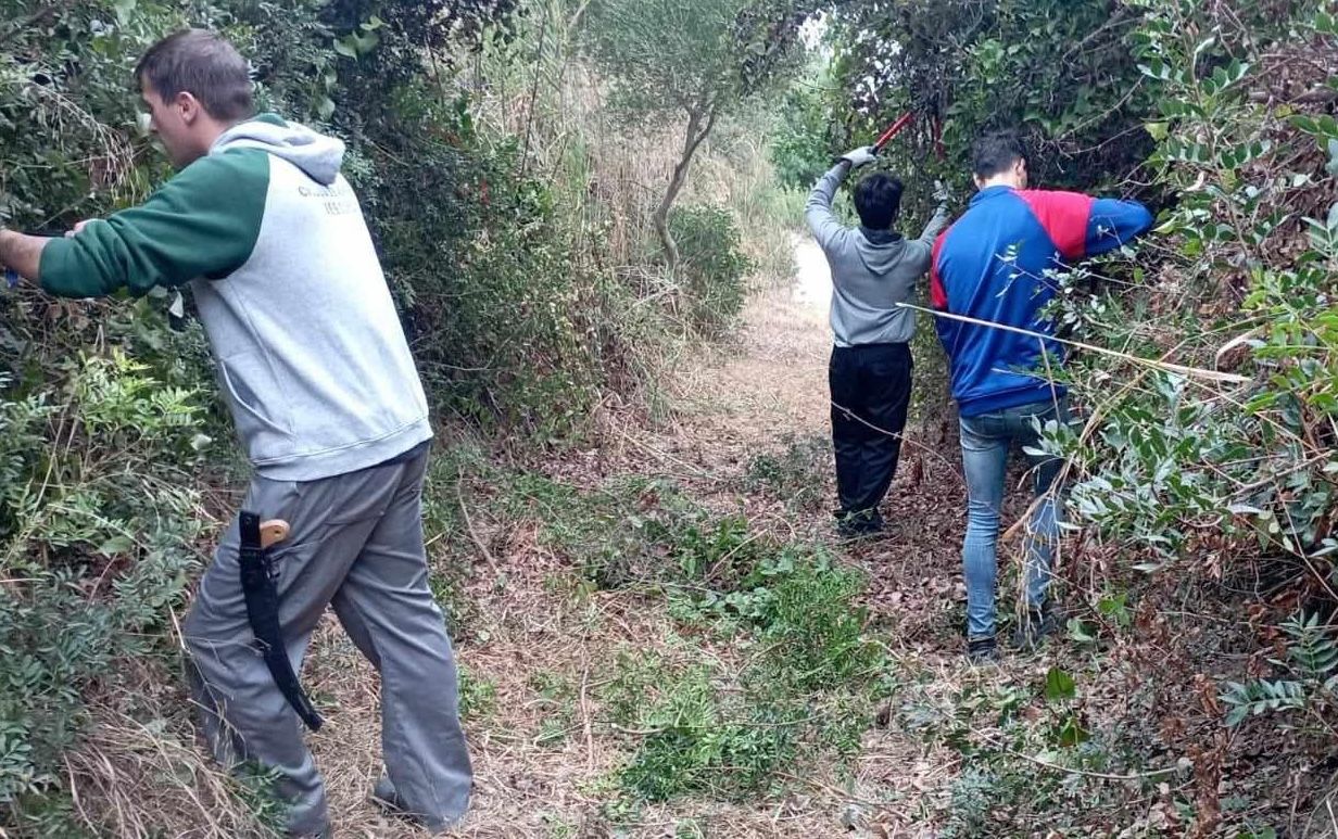 Jóvenes participando en el proyecto de recuperación de senderos del IES de Medina Sidonia.
