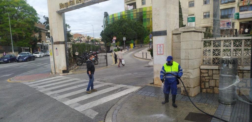 Un operario limpia la entrada del Hospital Regional de Málaga. FOTO: Ayto. Málaga