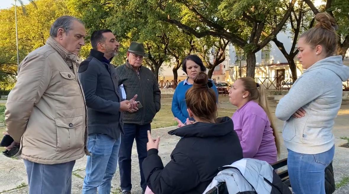 José Antonio Díaz, portavoz municipal del PSOE, en la barriada Eduardo Delage.