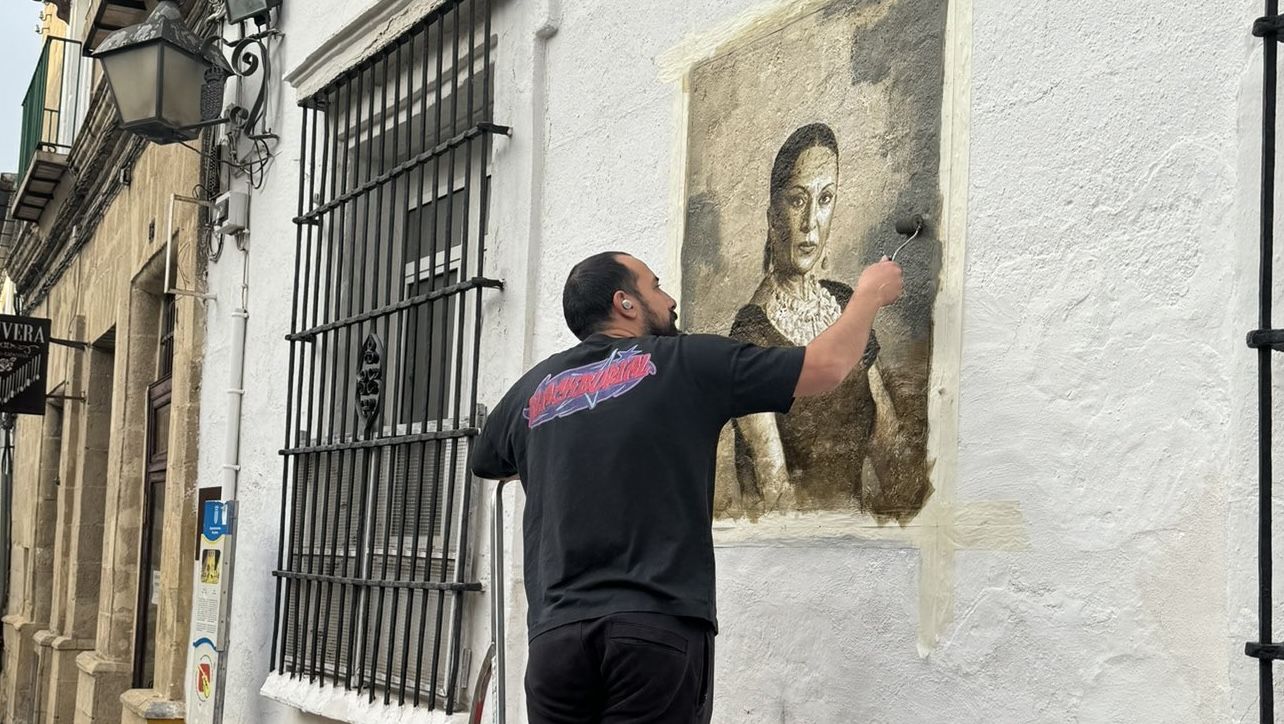 Pol Tattoo, enfrascado en el mural de Lola Flores.