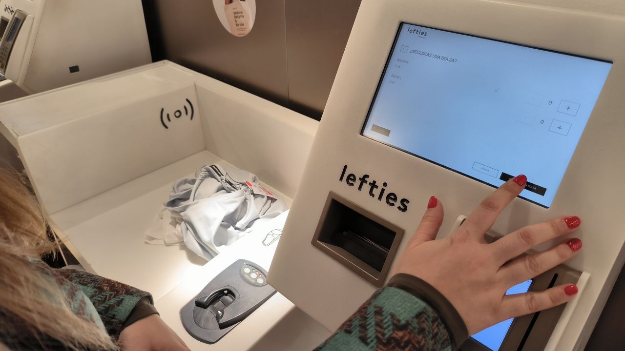 Una clienta en una caja de autopago en Lefties Sevilla, una tienda de Inditex, de Amancio Ortega.
