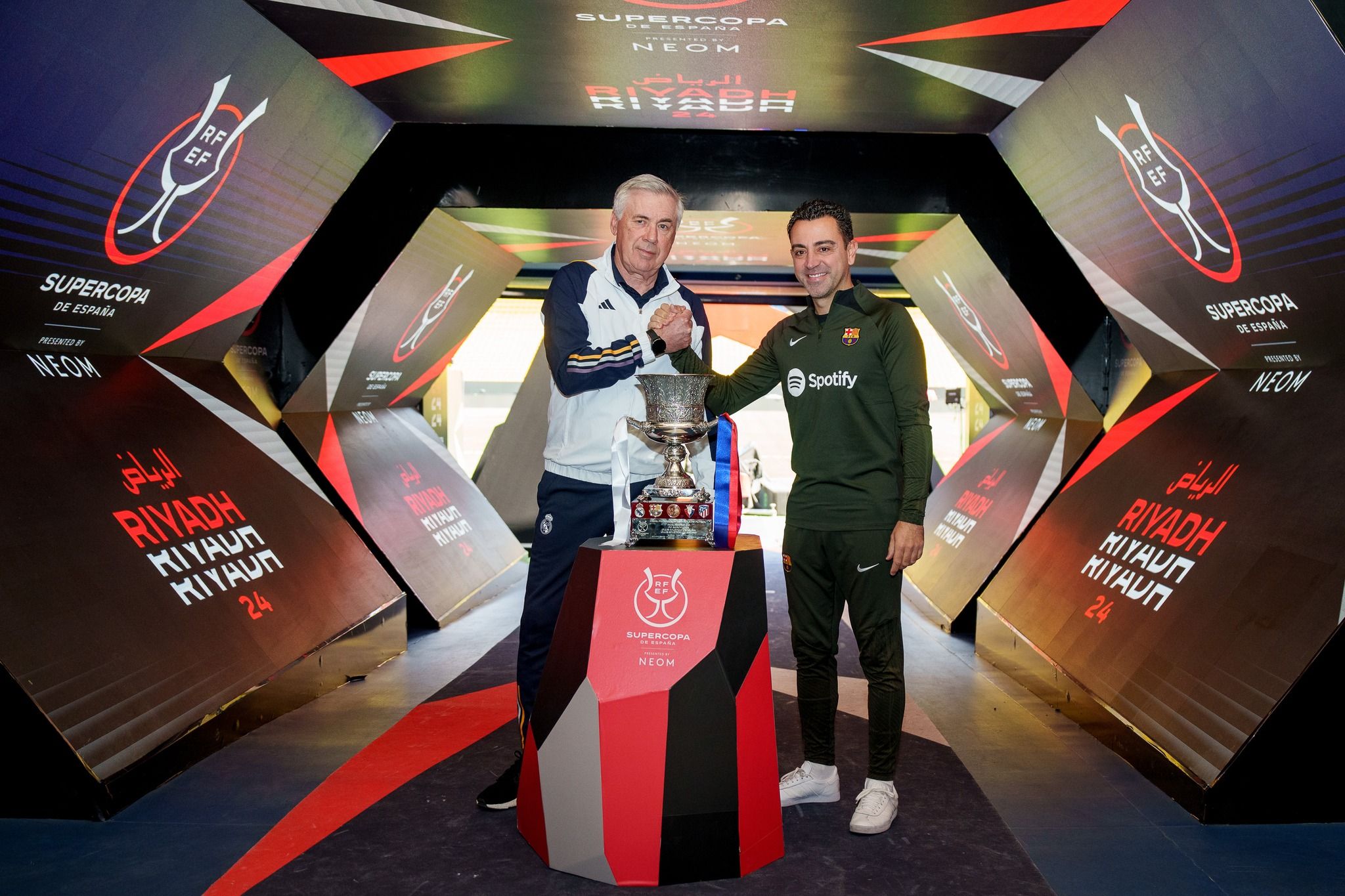 Ancelottti y Xavi, antes de jugar la Supercopa.