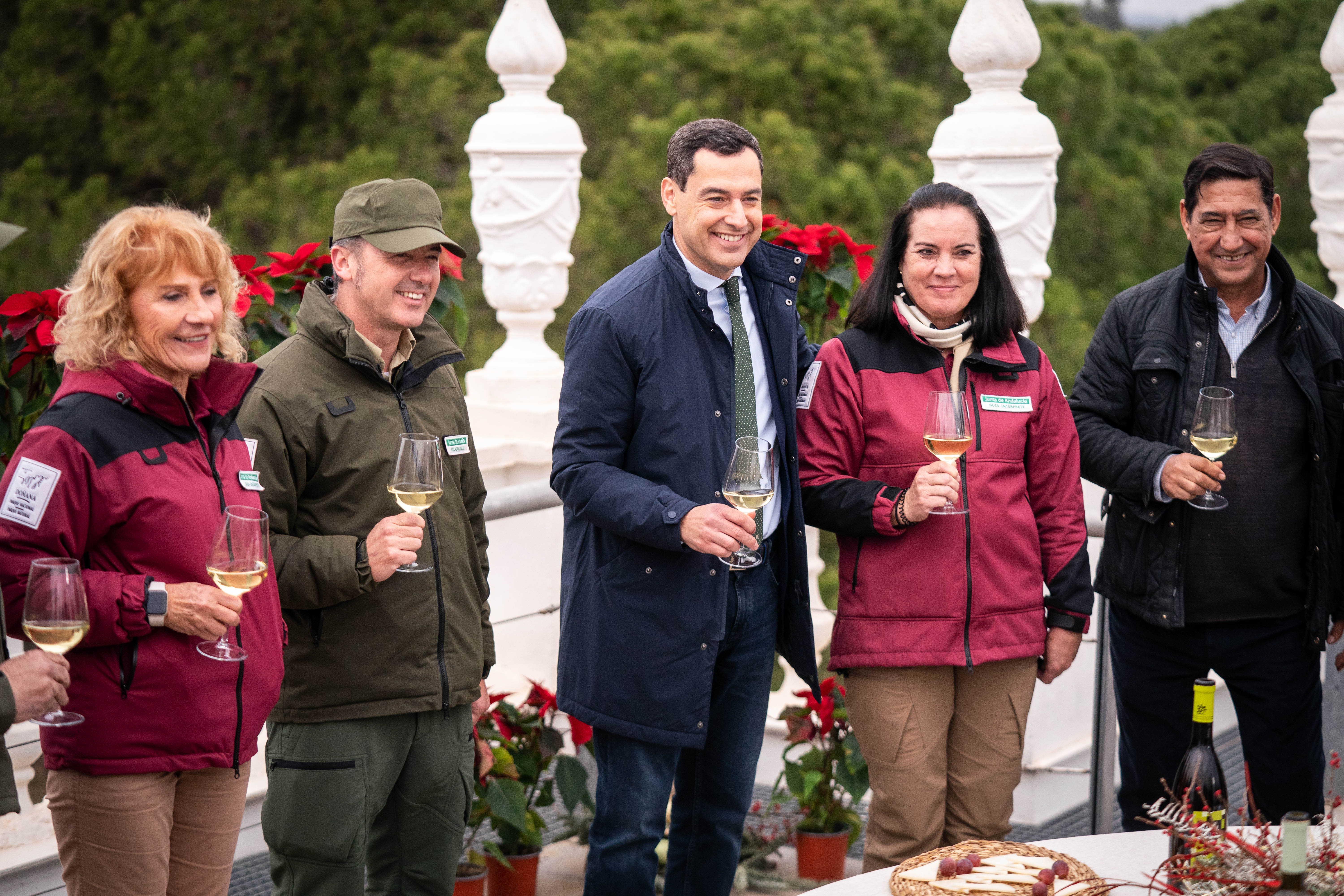 Juanma Moreno, líder del PP, en un brindis durante su mensaje de Nochevieja.