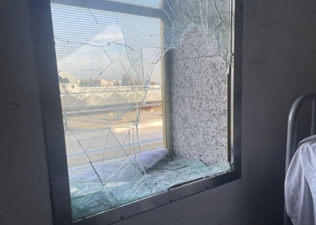 Cristal roto en la zona para migrantes que demandan asilo en Barajas, en una imagen que circula por redes sociales.