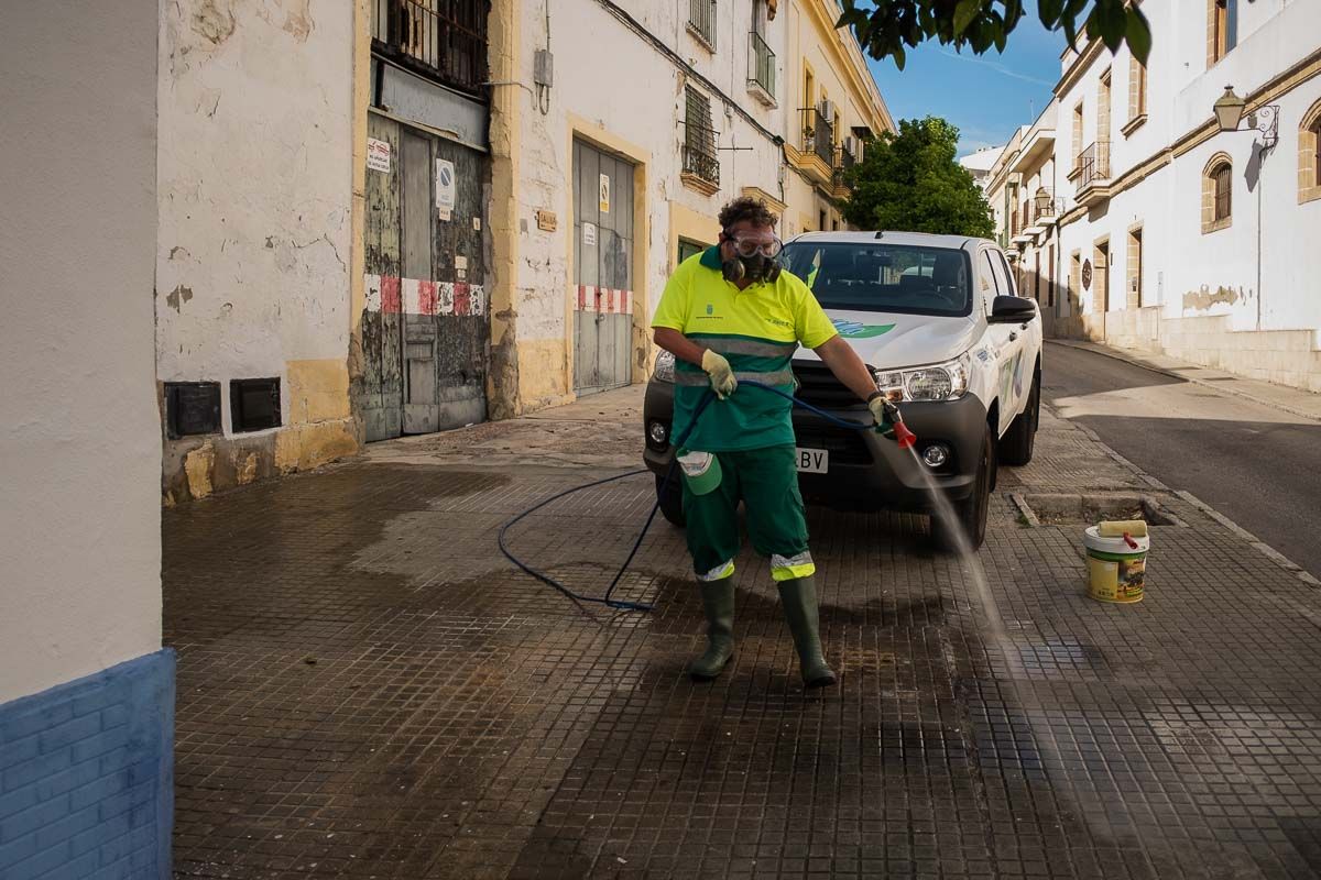 Un empleado de UTE Jerez, en una imagen reciente. FOTO: MANU GARCÍA