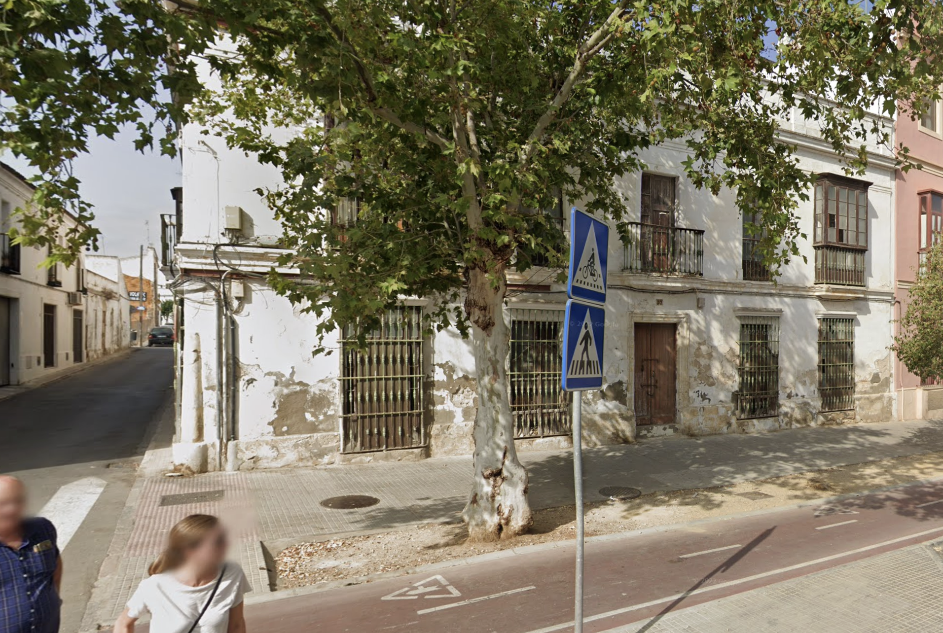 Fachada a conservar: potencial casoplón con un suelo a precio de risa en plena calle Porvenir de Jerez. Imagen de Google Maps de la esquina que ha salido a subasta.