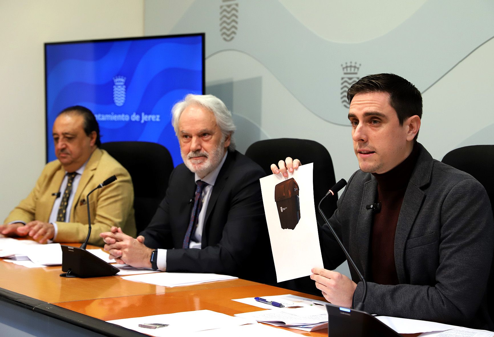 Jaime Espinar, junto a Agustín Muñoz y Francisco Zurita, en la presentación del 'contenedor marrón', este lunes en el Ayuntamiento de Jerez.
