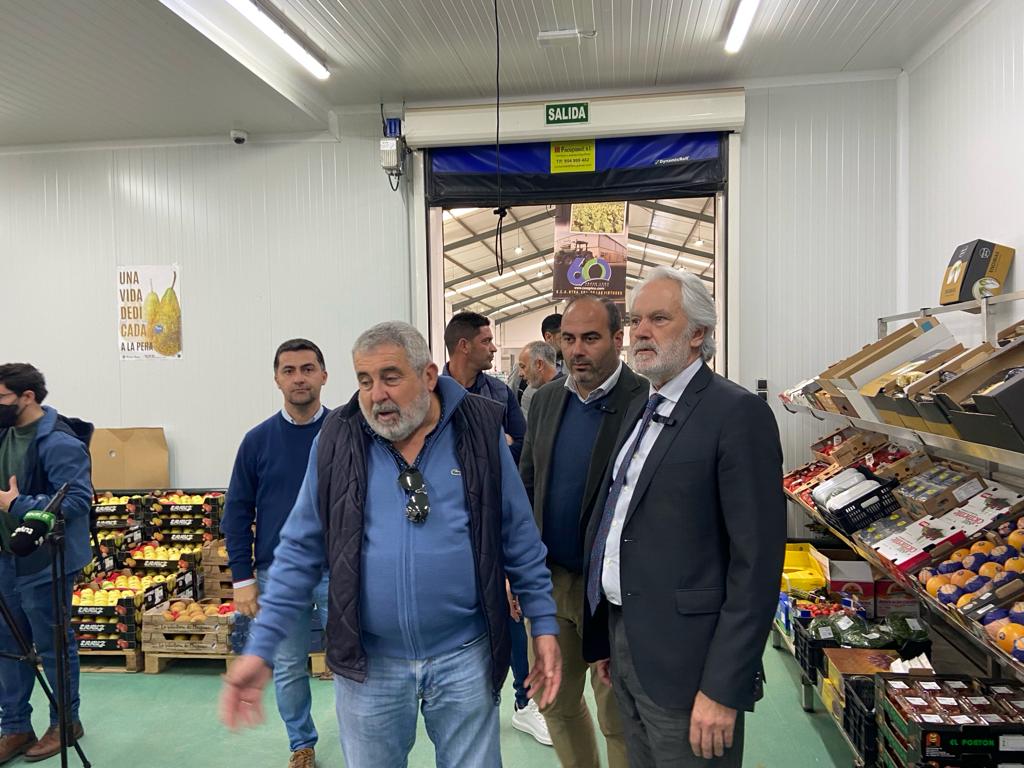 Los presidentes del consorcio y de la cooperativa visitando las instalaciones en Conil.