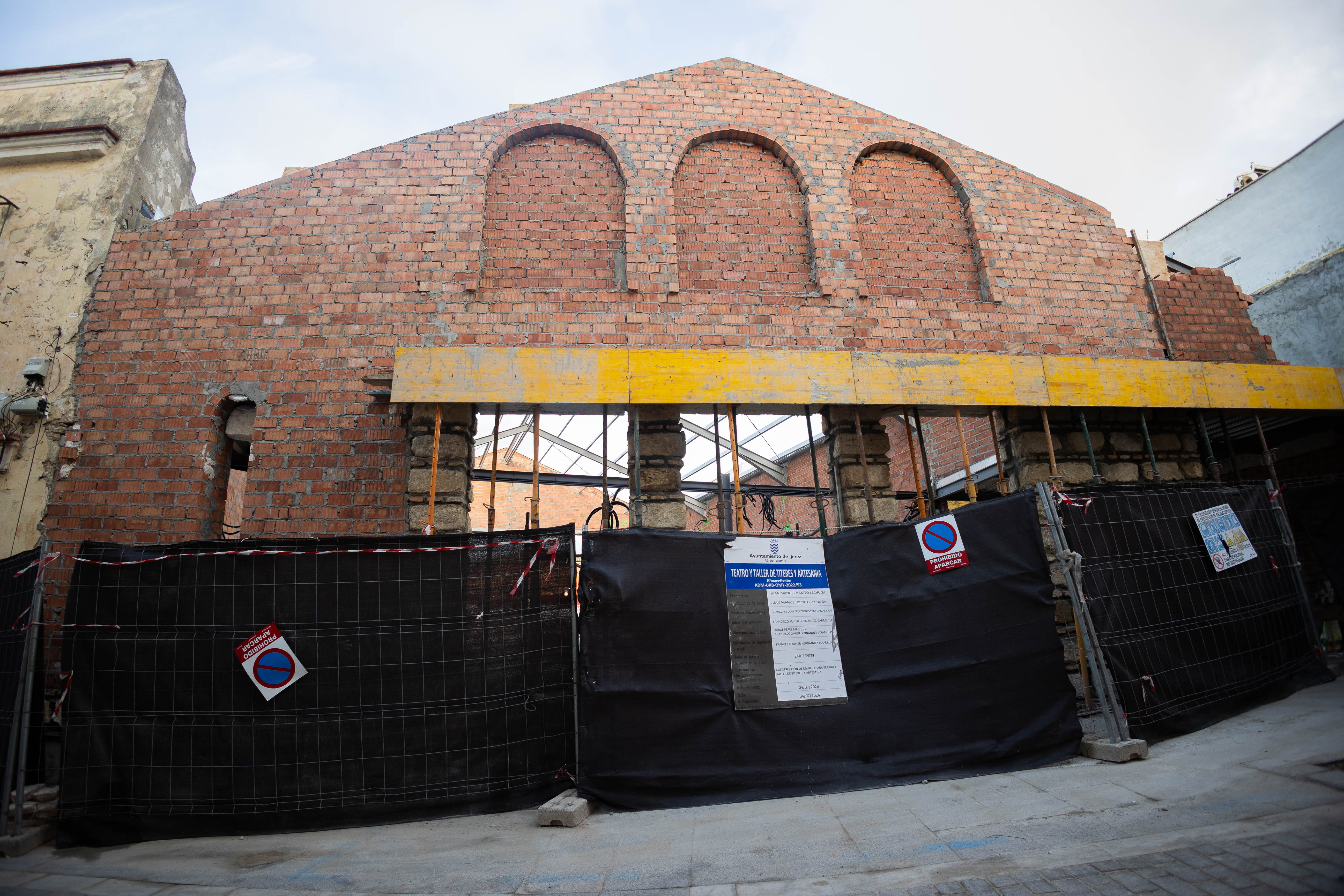La fachada del espacio cultural de la asociación El Jardín de Berta ya empieza a ser realidad en la calle Molino de Viento en Jerez, en una imagen de este pasado lunes.