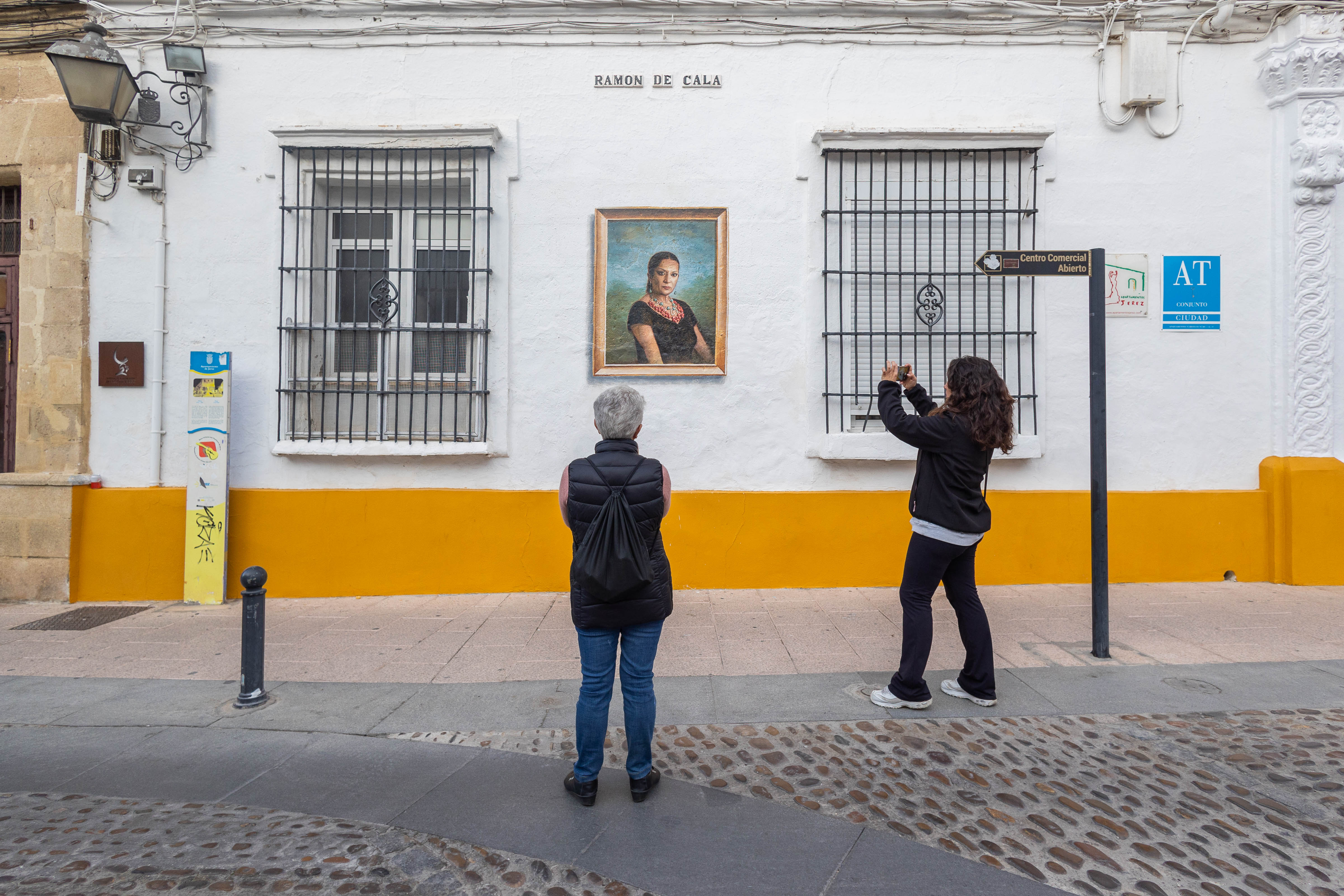 El mural de arte urbano sobre Lola Flores, obra de Pol Tattoo, ya atrae la mirada de curiosos en la Cruz Vieja, este pasado lunes en Jerez.