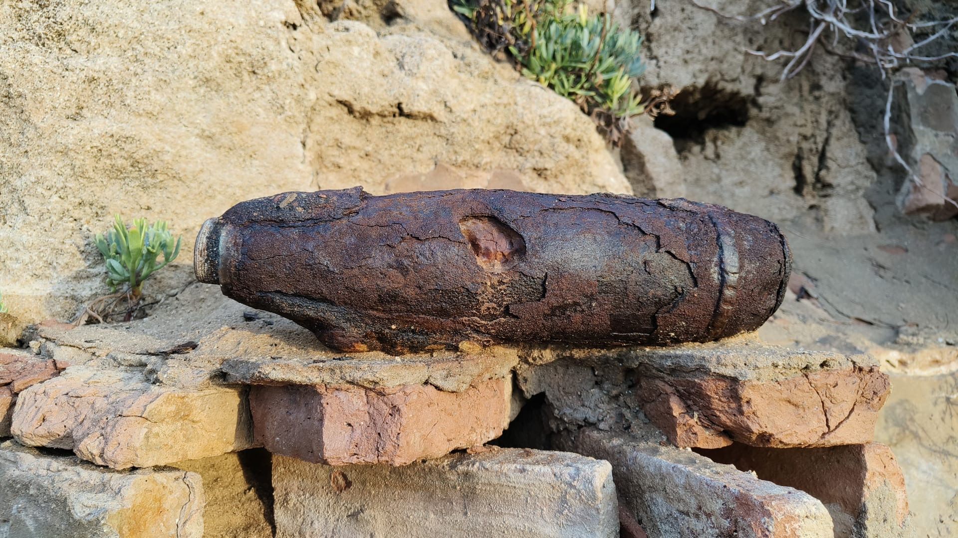 Proyectil encontrado en un acantilado del parque natural de La Breña, en Barbate.