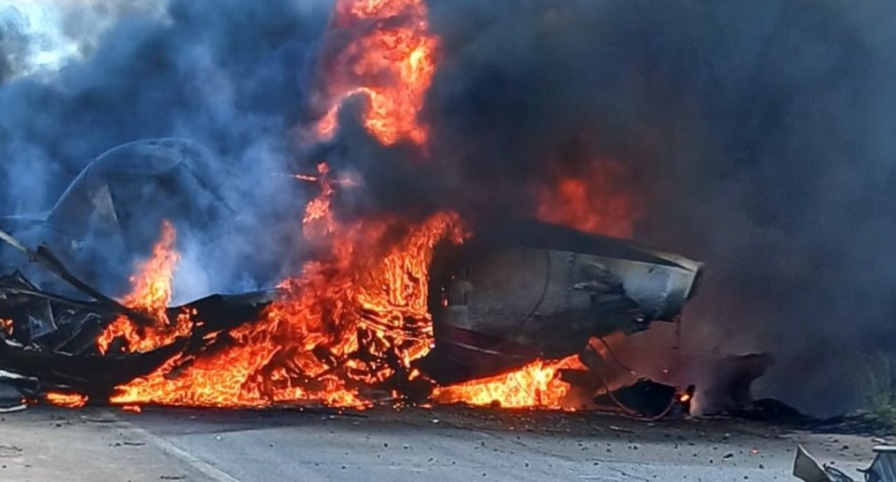 Imagen del avión incendiado en el que ha perdido la vida un piloto español.