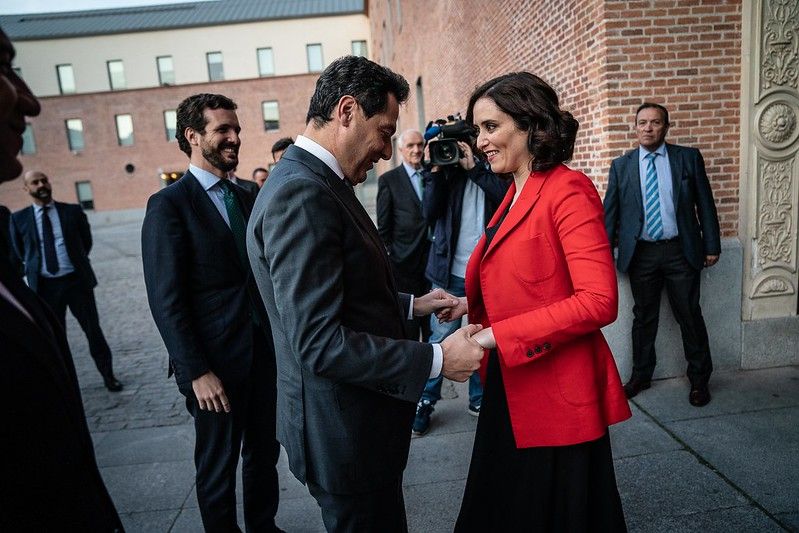 Moreno saluda a Díaz Ayuso, en presencia de Casado, en un acto en Madrid hace unos meses. FOTO: JUNTA