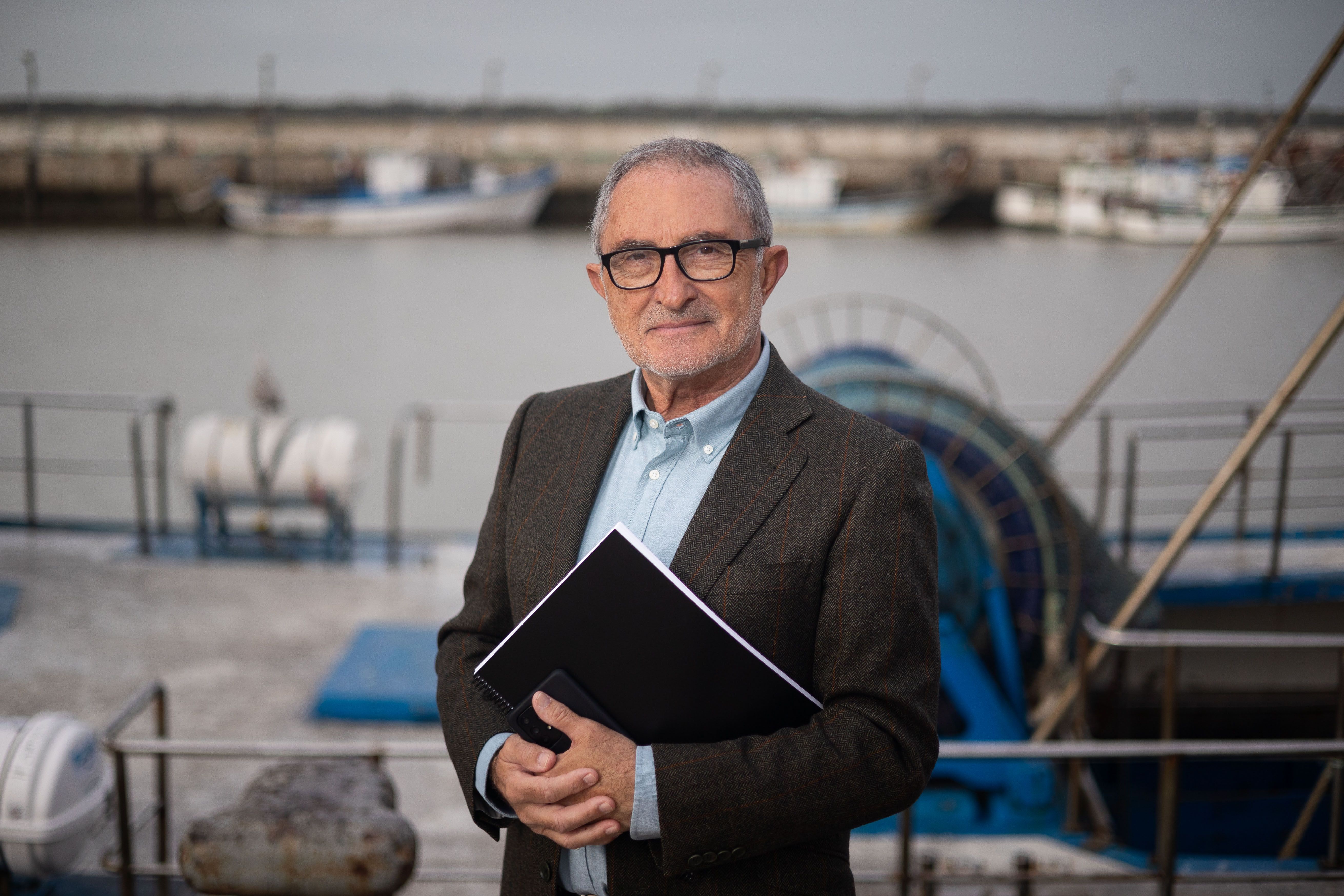 El gaditano con el dosier elaborado con la documentación recopilada.