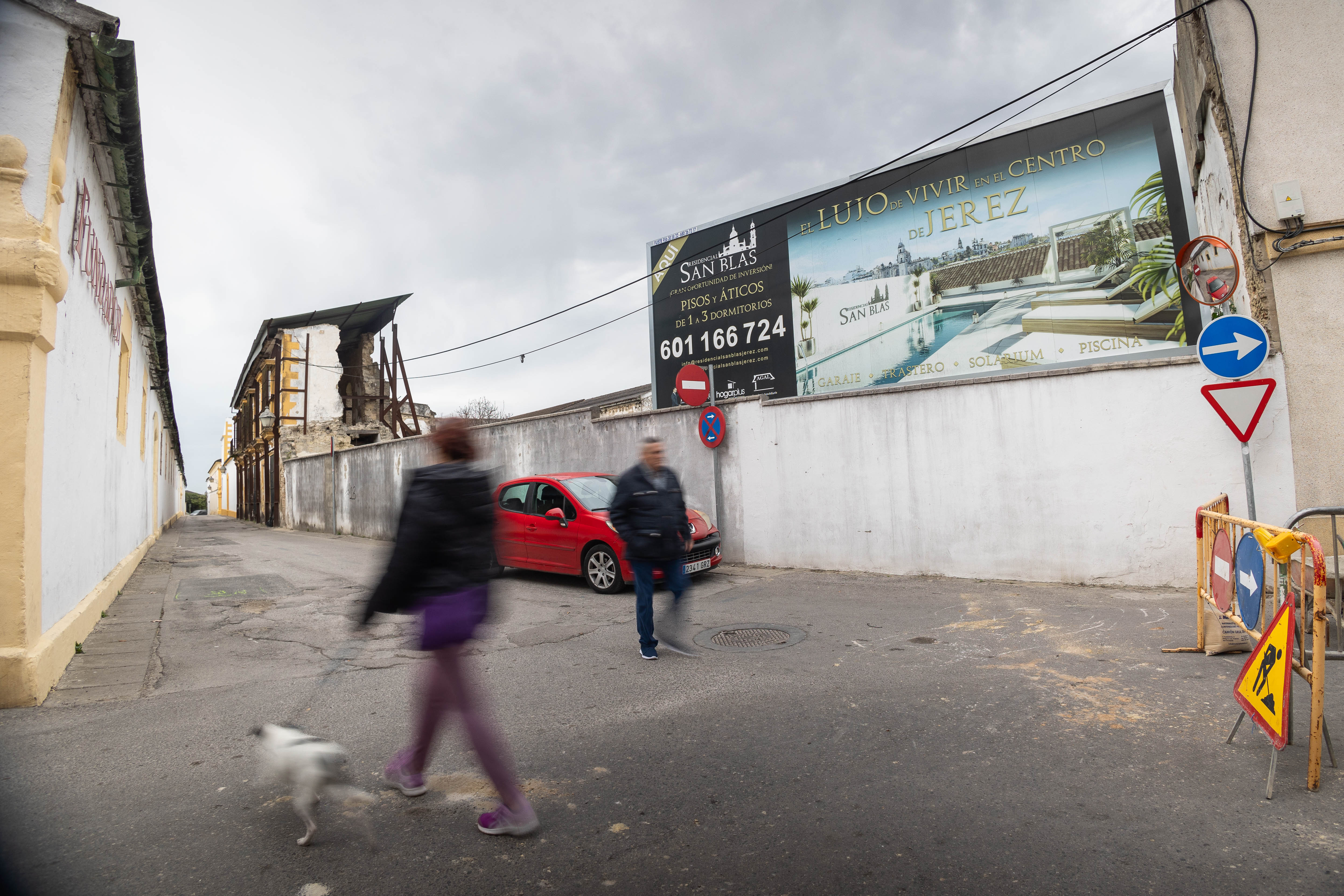 Calle San Blas, con una valla sobre su próxima promoción residencial y el corte de tráfico por obras de canalizaciones, este pasado martes en Jerez.