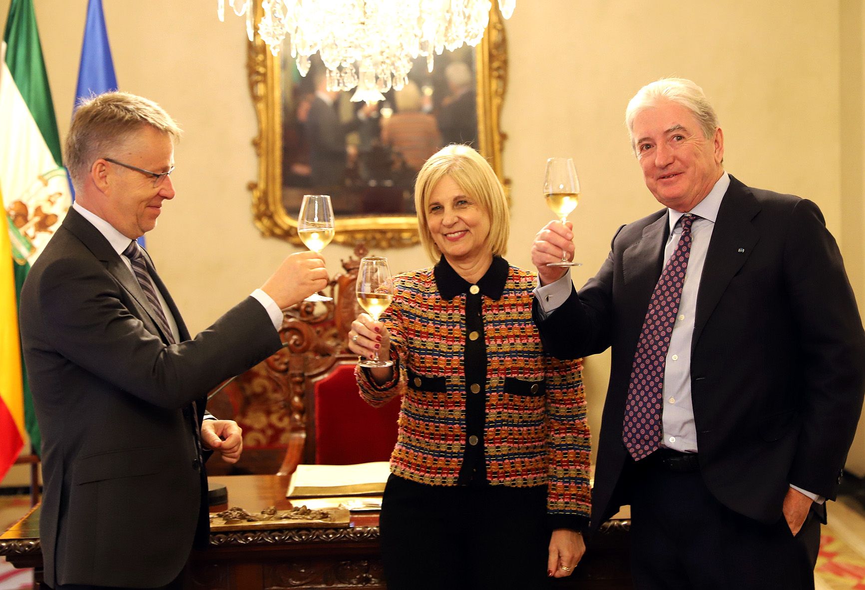 La alcaldesa María José García-Pelayo ha recibido en el Ayuntamiento de Jerez al embajador de Suecia en España, Teppo Tauriainen, en compañía de Pedro Rebuelta, cónsul honorario del país nórdico en Cádiz.