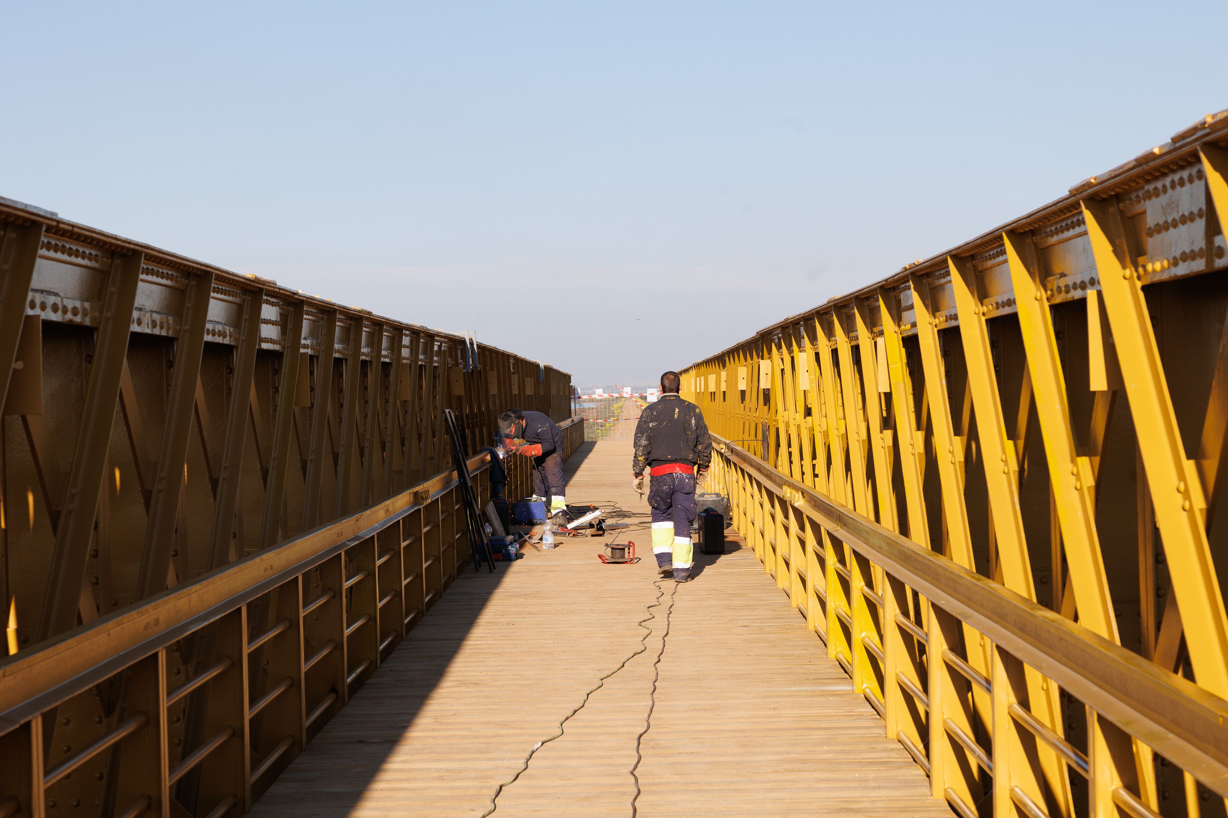 Los operarios ultiman las obras de colocación del puente.