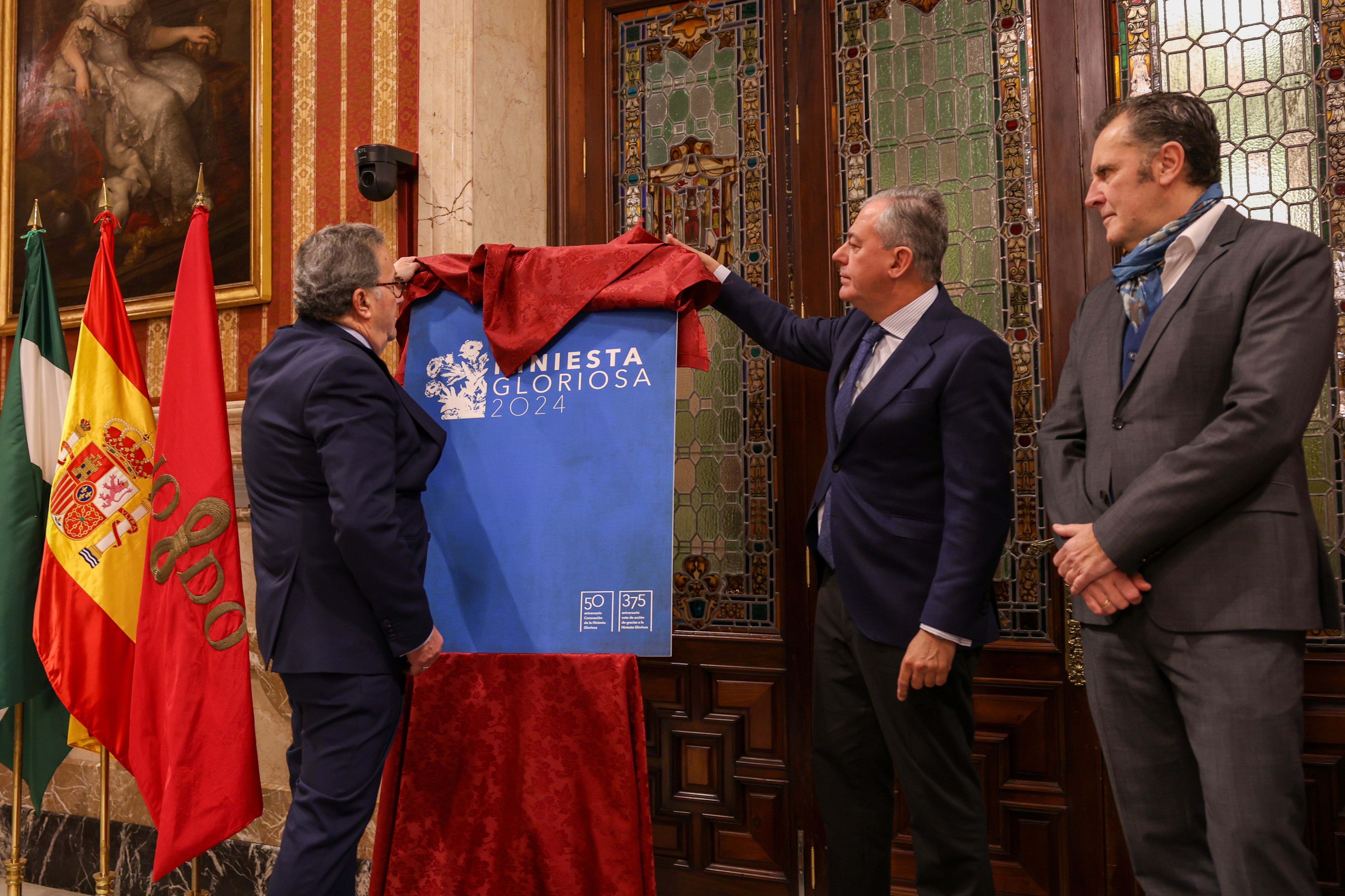 Instante en el que se descubre el logotipo de la celebración.