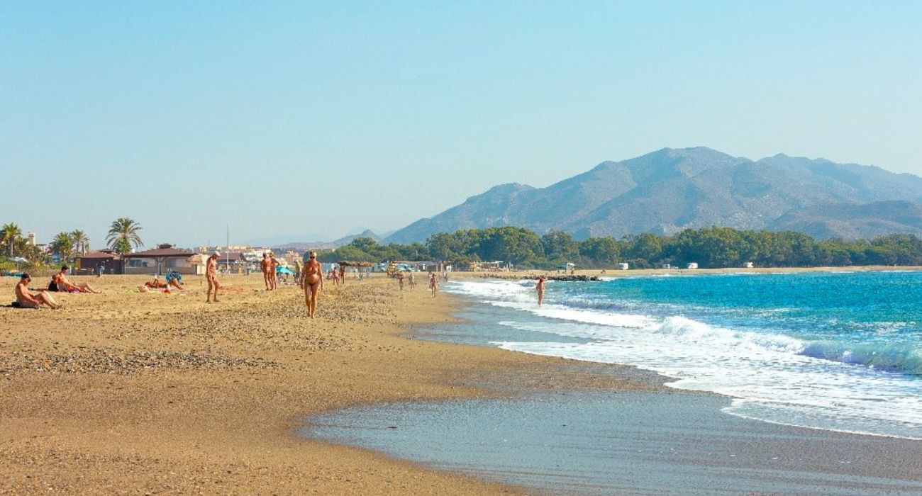 Una playa de Vera (Almería), una de las localidades con más tradición nudista en Andalucía.