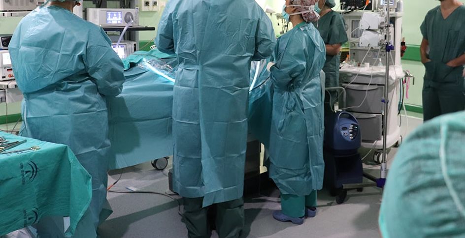 Cirujanos del Hospital Juan Ramón Jiménez, del SAS, durante una operación.