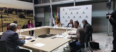 UGT anuncia que vigilará el cumplimiento de las obras hídricas contra la sequía. Reunión del grupo de trabajo en la Consejería de Agricultura. 