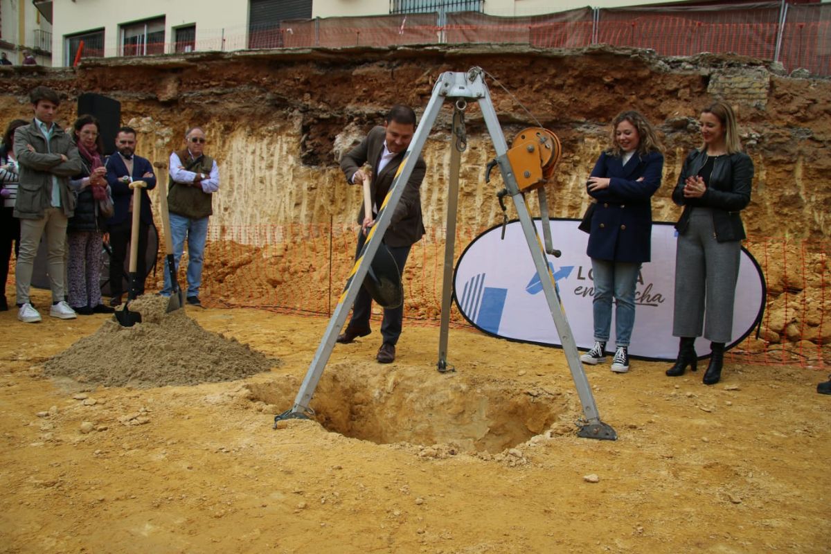 Primera piedra de una de las actuaciones llevadas a cabo con los fondos europeos. 