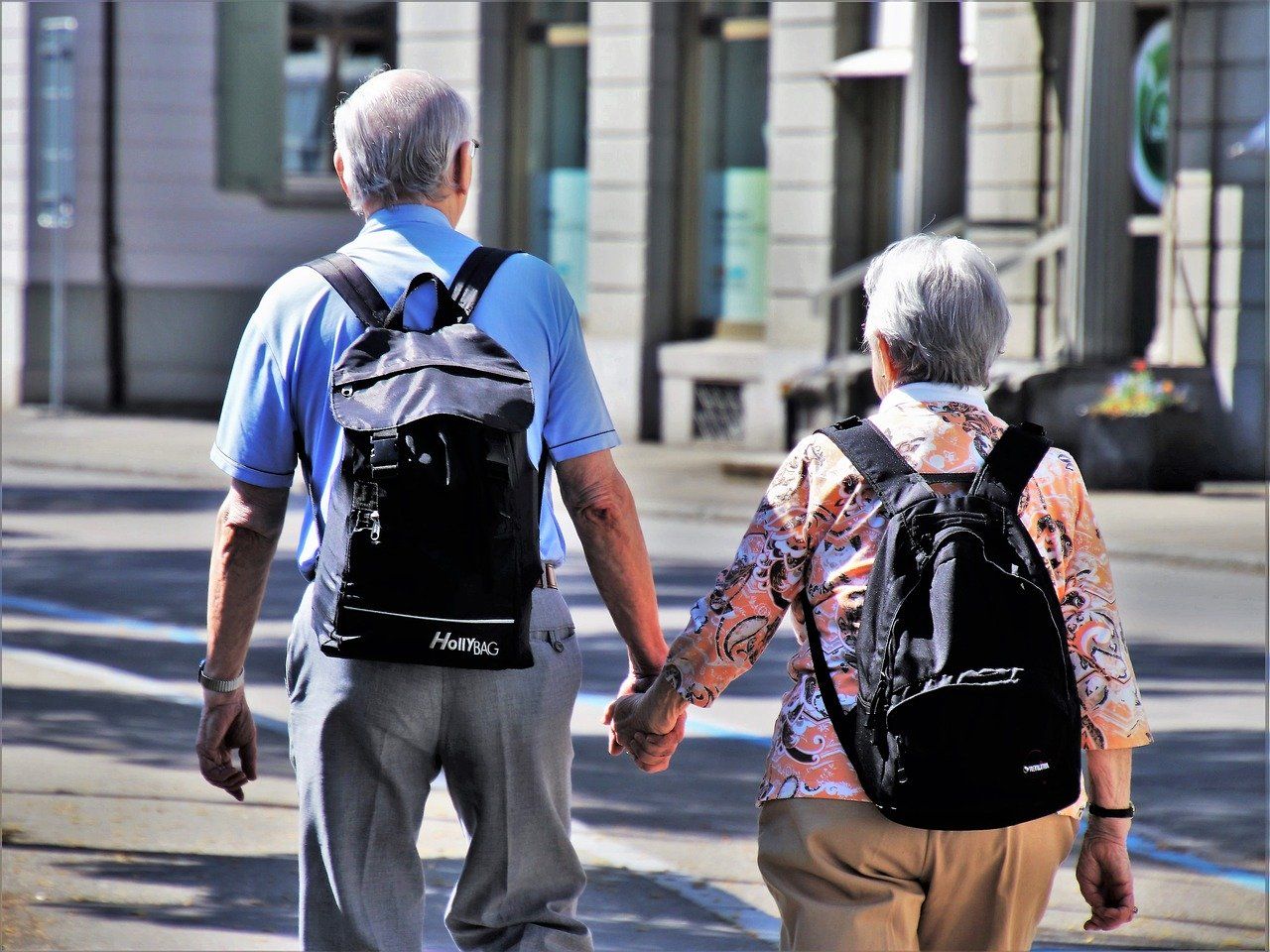 Una pareja de mayores, de viaje. FOTO: PIXABAY