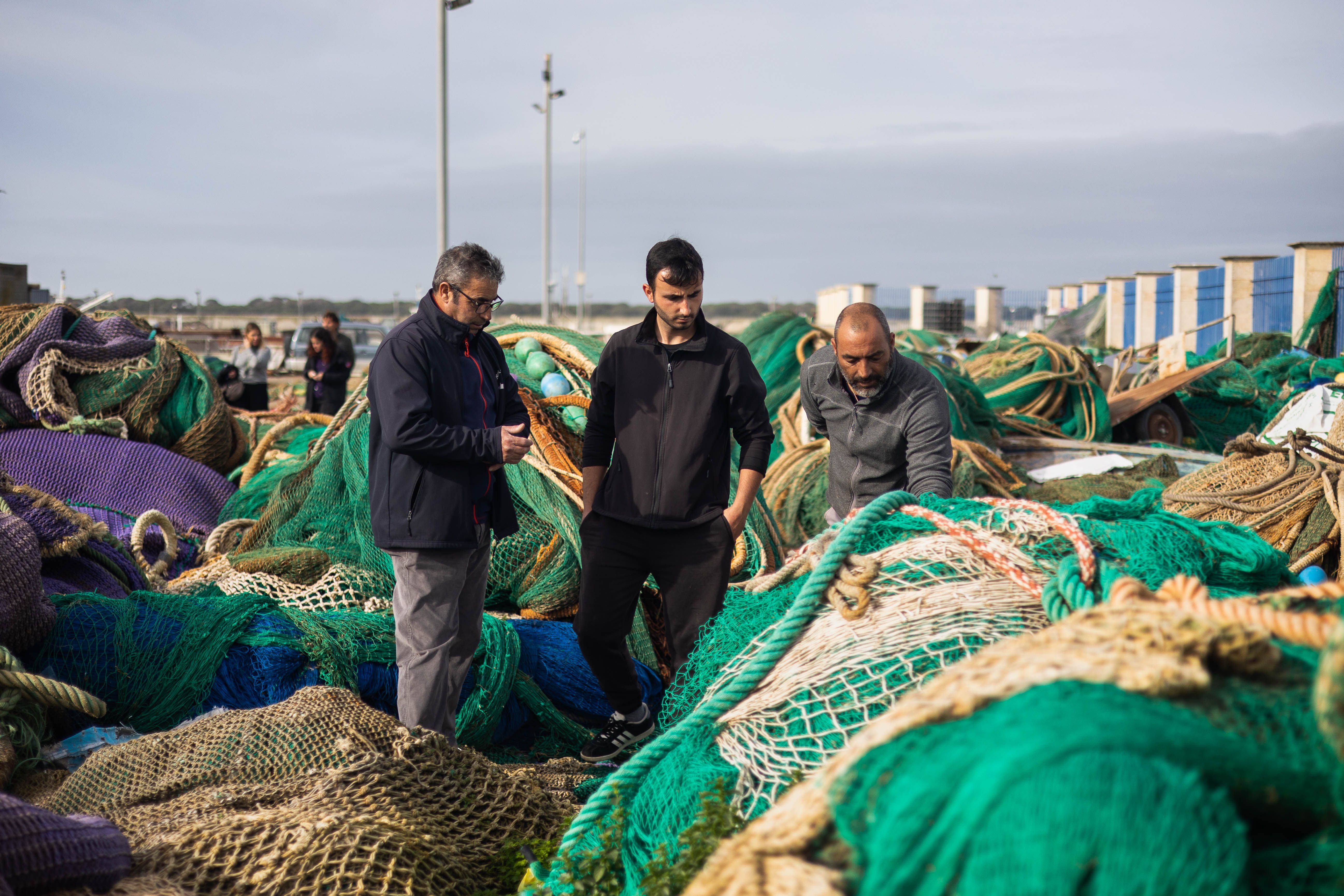 Los rederos buscan las redes que se pueden reutilizar.