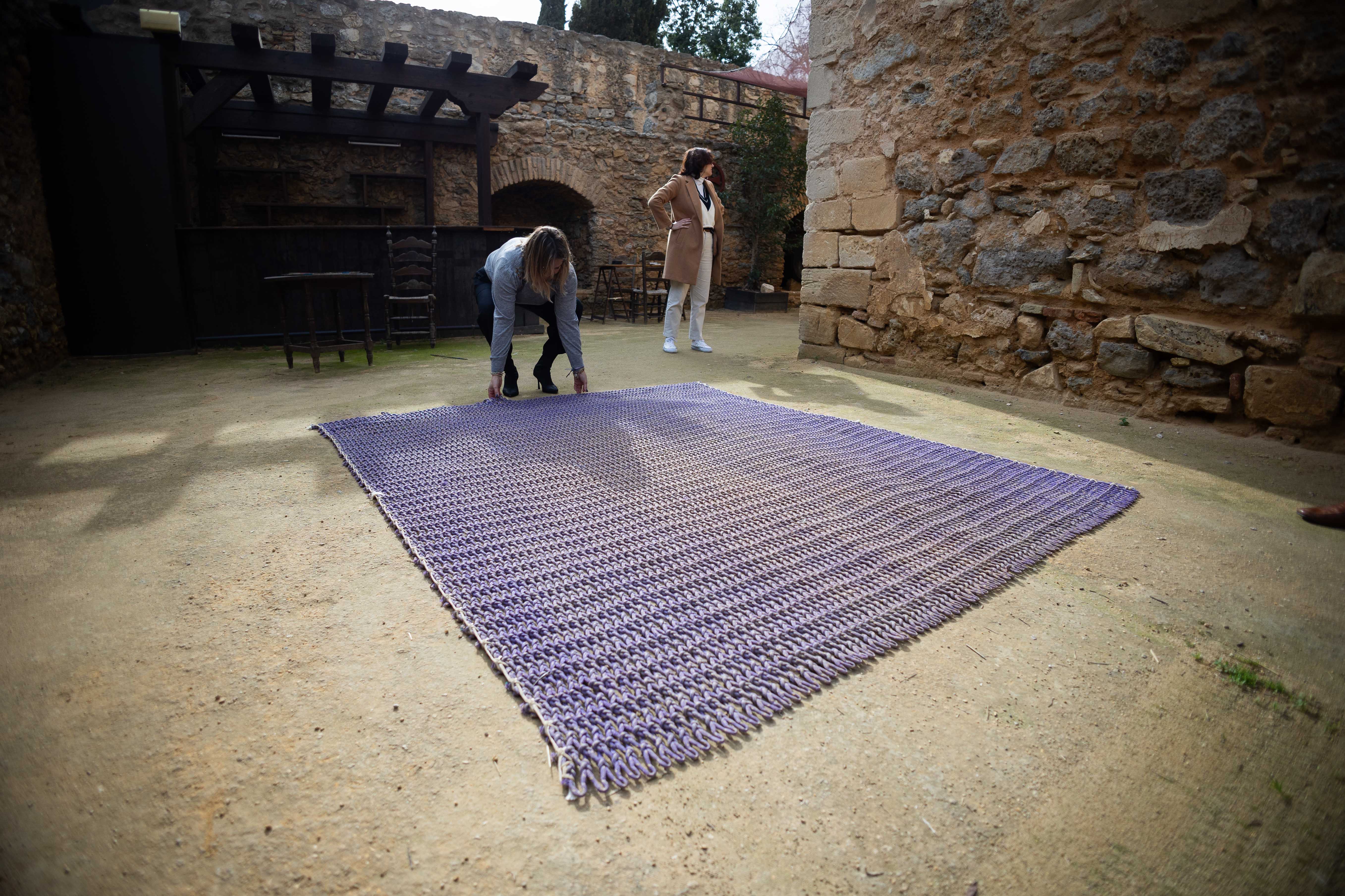 Una alfombra hecha con redes recicladas en el Castillo de Santiago.