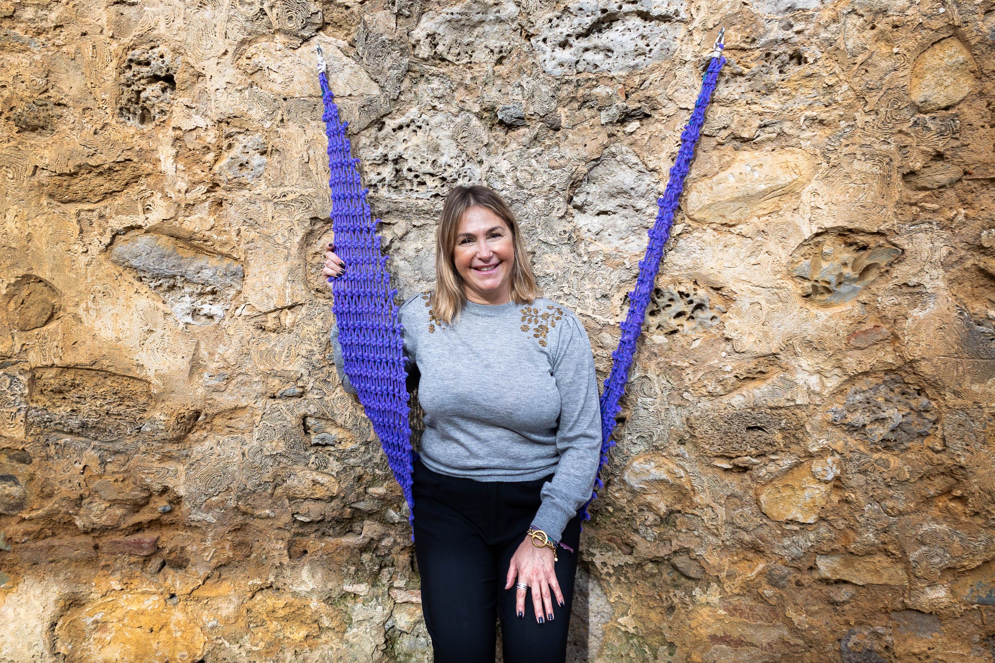 La sanluqueña, con una de las piezas expuestas en el Castillo. 