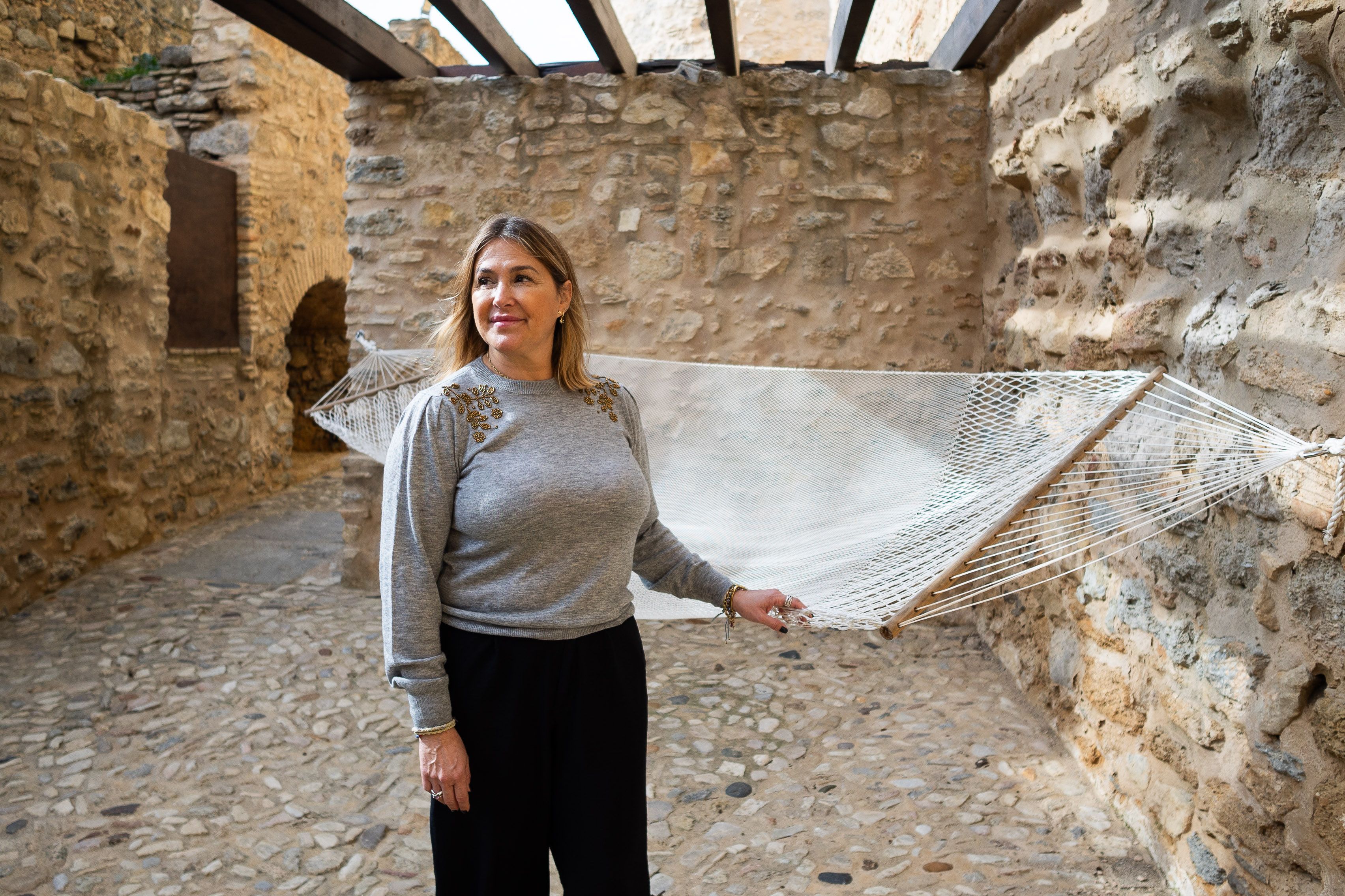 Beatriz muestra la hamaca elaborada por los rederos.