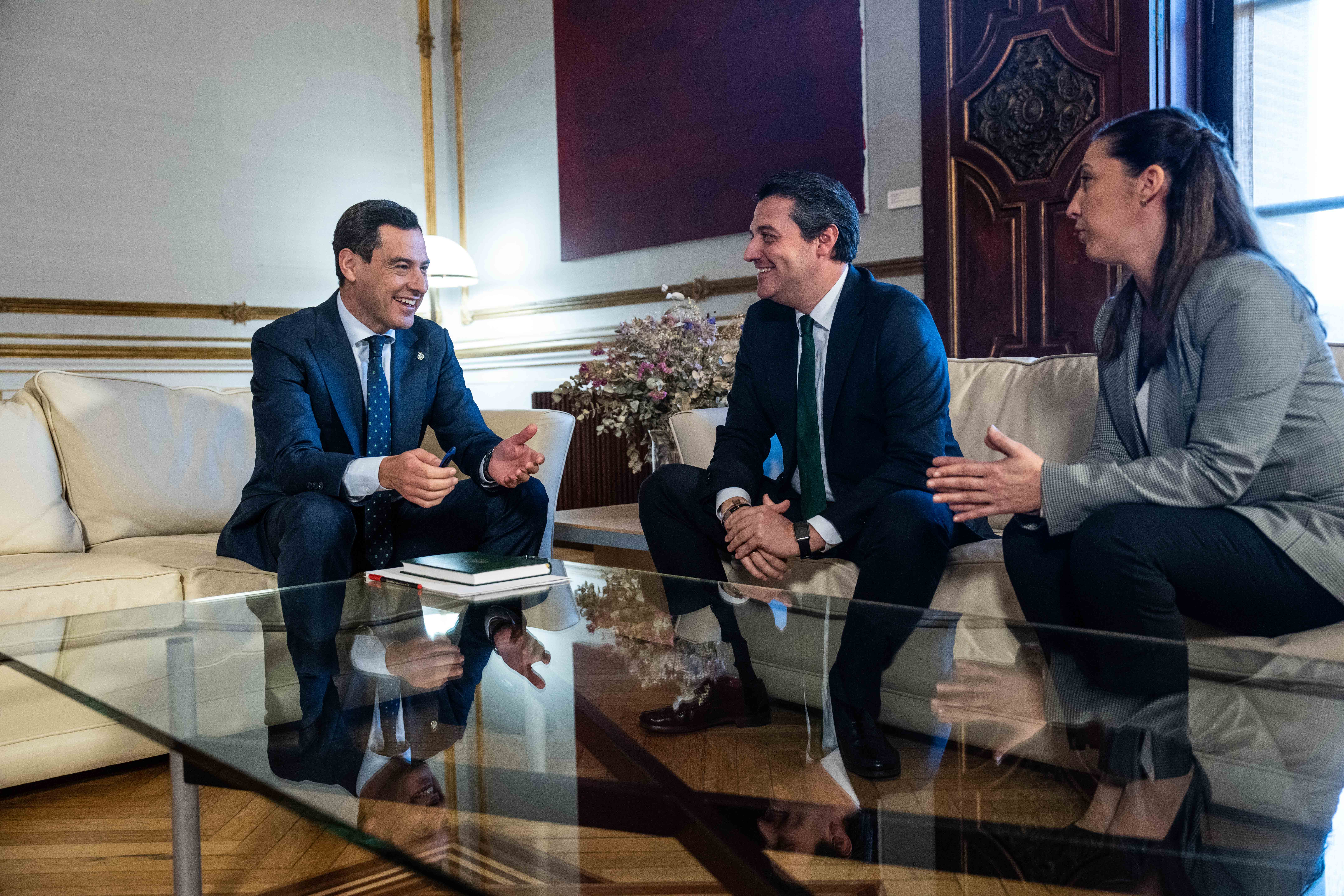 Juanma Moreno, presidente de la Junta, junto a José María Bellido.