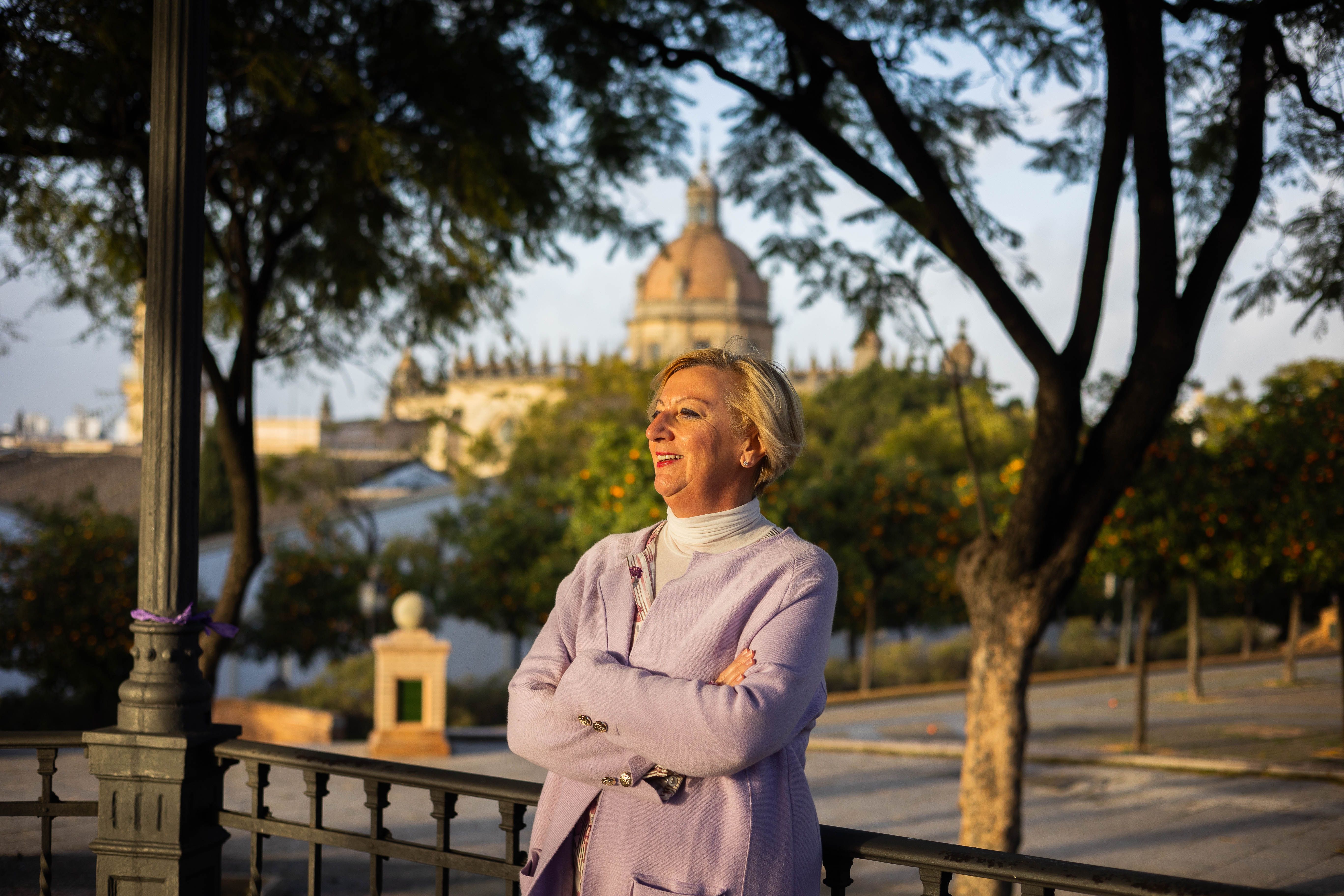 Posando a la caída de la tarde con la cúpula de la Catedral al fondo.