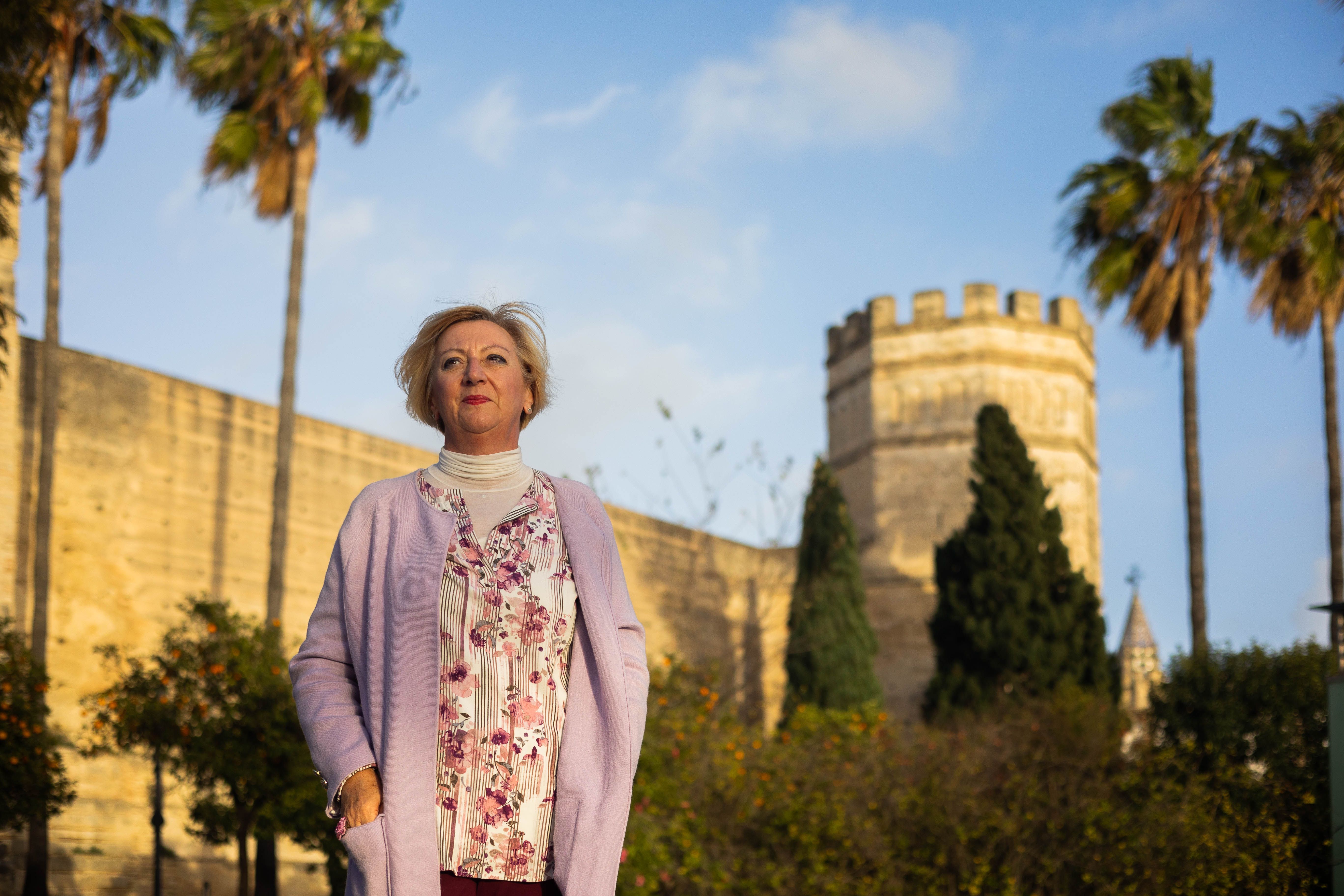 La consultora turística en la Alameda Vieja ante las murallas del Alcázar.