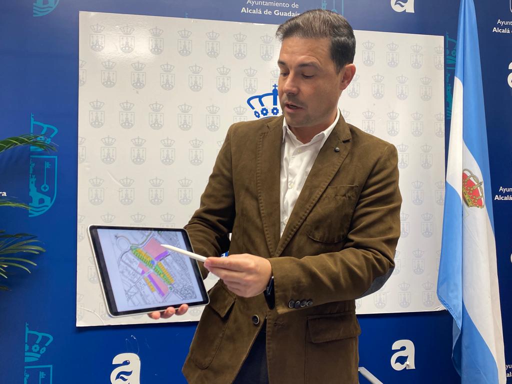 Alcalá de Gaudaíra planea una nueva conexión para conectar con el norte de la ciudad. El delegado Urbanismo explicando el proyecto. 