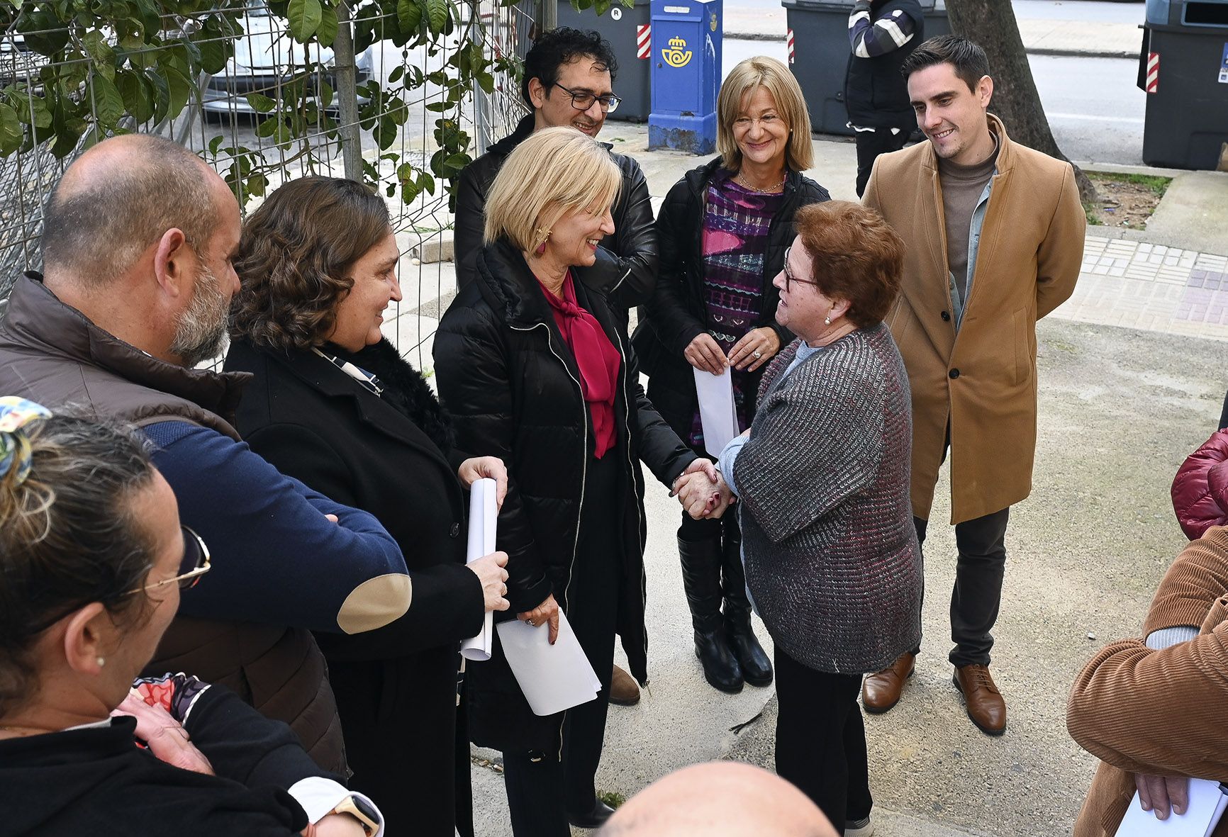 La alcaldesa durante la visita a la plaza de Venus.