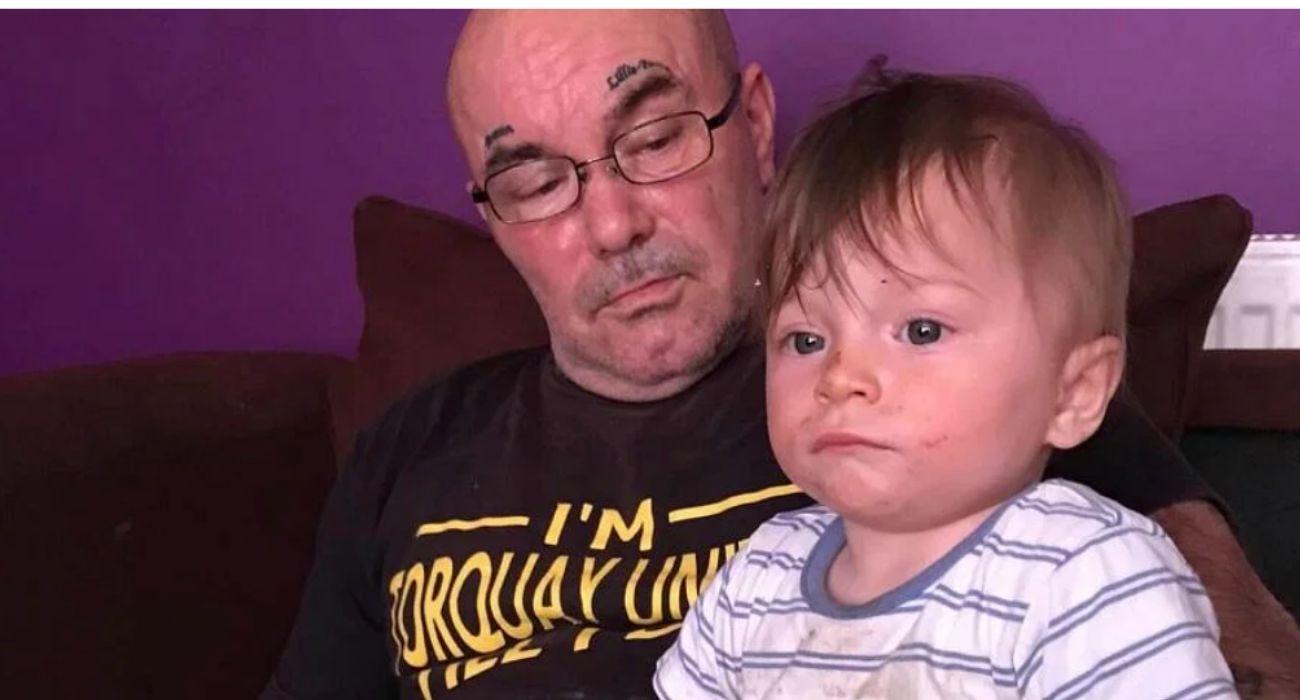 El bebé, junto a su padre. Ambos han perdido la vida.