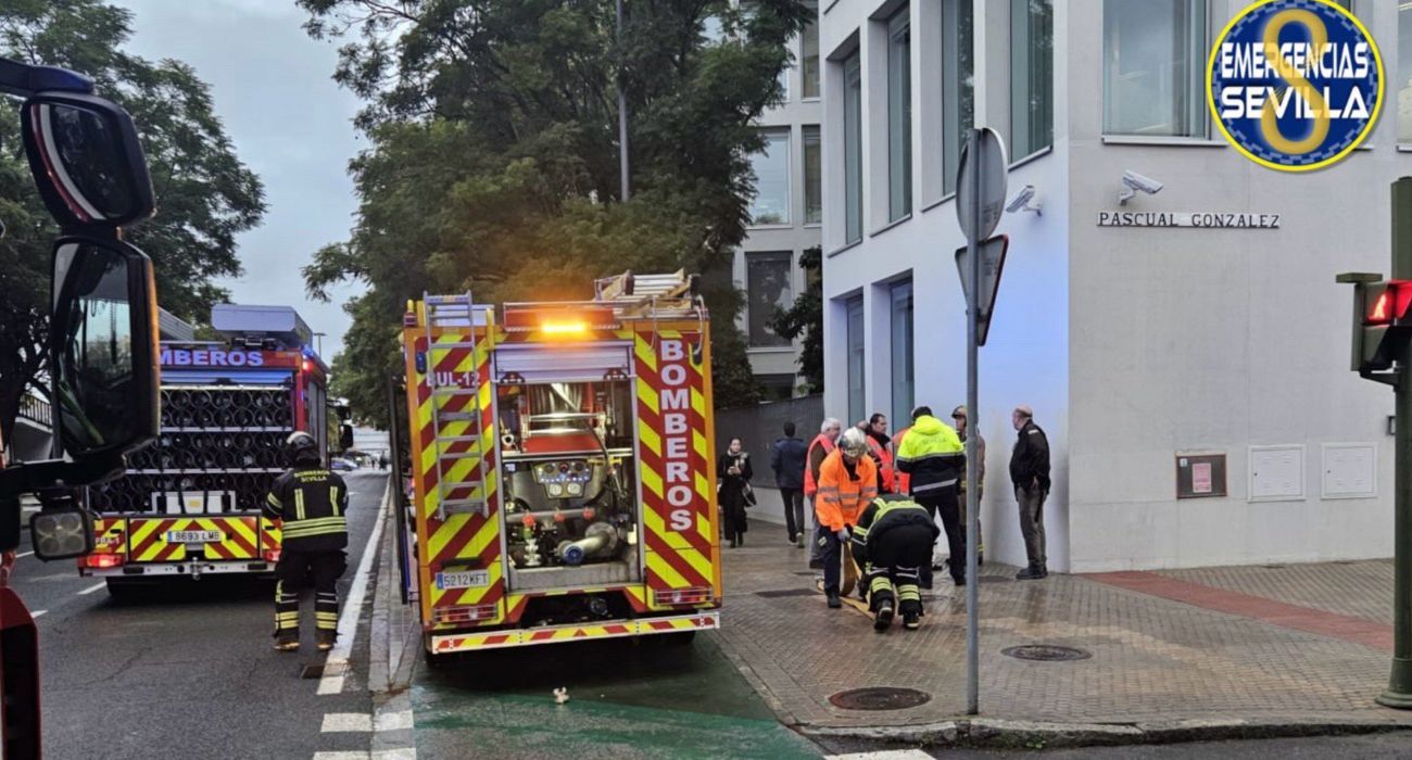 Actuación de Bomberos Sevilla tras incendiarse un coche en el parking de la Consejería de Fomento.