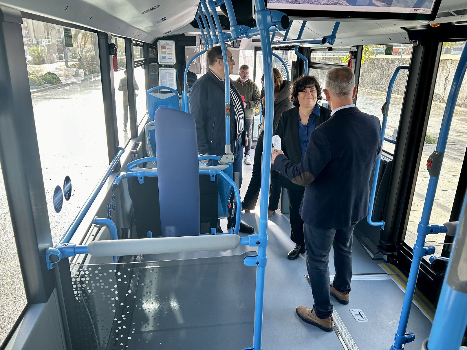 La alcaldesa en el primer autobús híbrido de Sanlúcar.