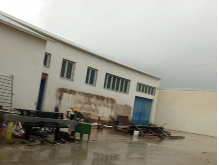 El PSOE critica al PP por "abandonar las políticas de empleo" en Écija. Exterior de la nave que se quiere como centro de formación. 