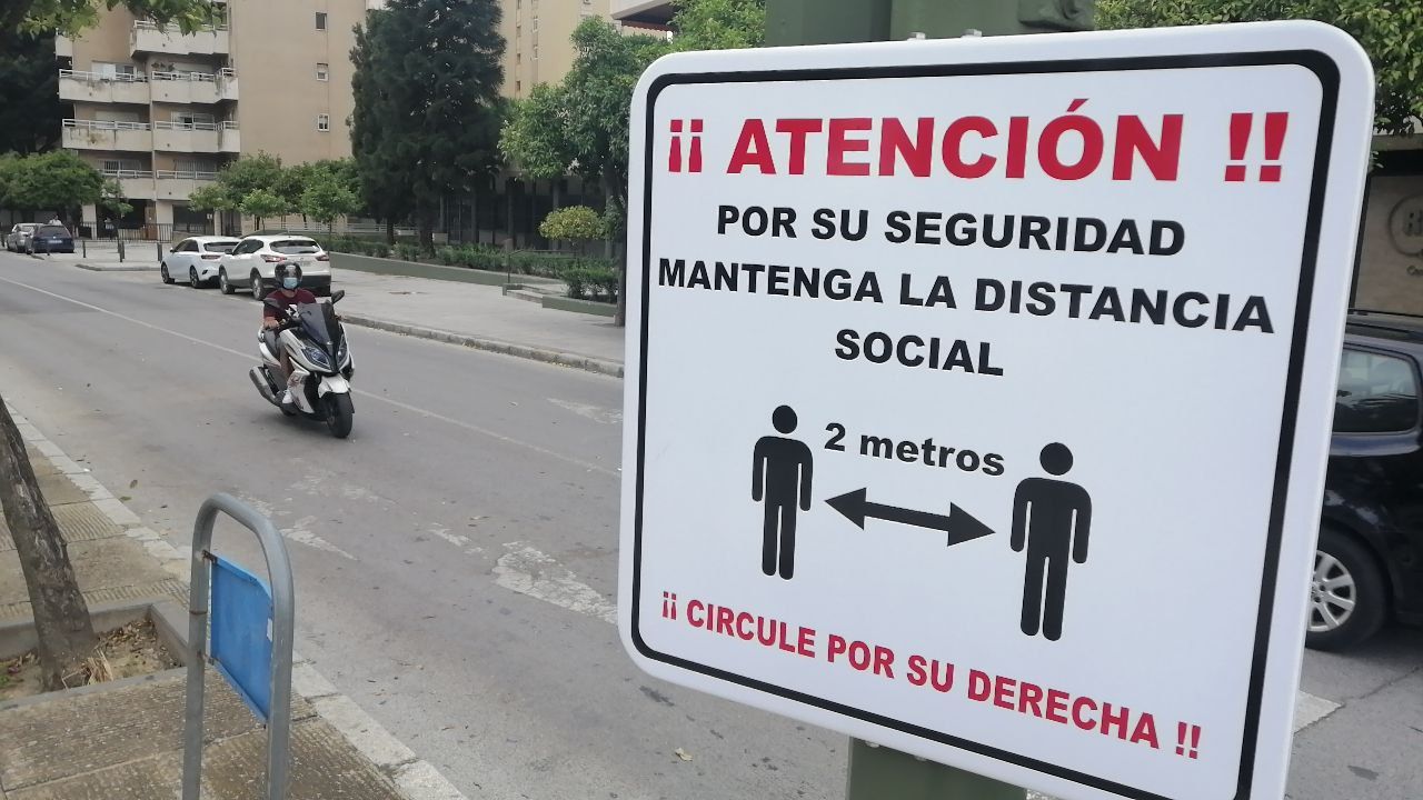 Un cartel recomienda mantener la distancia social, en una avenida de Jerez. FOTO: MANU GARCÍA
